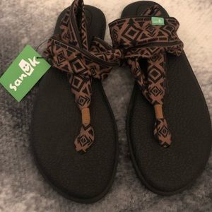 New sanuk yoga flip flops/sandals tribal size 11